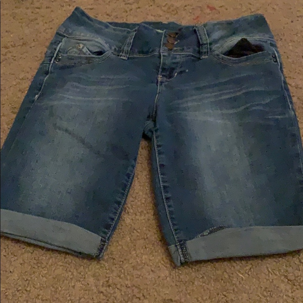 Jean shorts go to low thigh